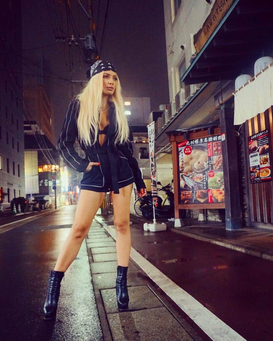 ハヴァナ・ブラウンさんのインスタグラム写真 - (ハヴァナ・ブラウンInstagram)「Just a casual pose on the street in #Fukuoka #Japan. Thank you @clubensa for having me 🇯🇵」4月9日 19時00分 - djhavanabrown