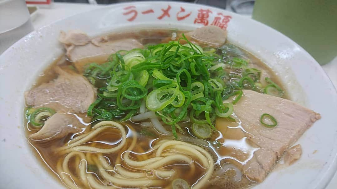 松本康太さんのインスタグラム写真 - (松本康太Instagram)「萬福の『ラーメン』京都ラーメン♪京都駅からも近くて美味しいラーメンなのです(^○^) 僕はチャーシュー薄切り派♪  #ラーメン #中華そば #萬福 #中華そば萬福 #京都 #kyoto #京都駅 #ラーメン萬福 #京都出身 #レギュラー松本 #あるある探検隊 #ramen」4月9日 19時00分 - aruarutankentai.matsumoto