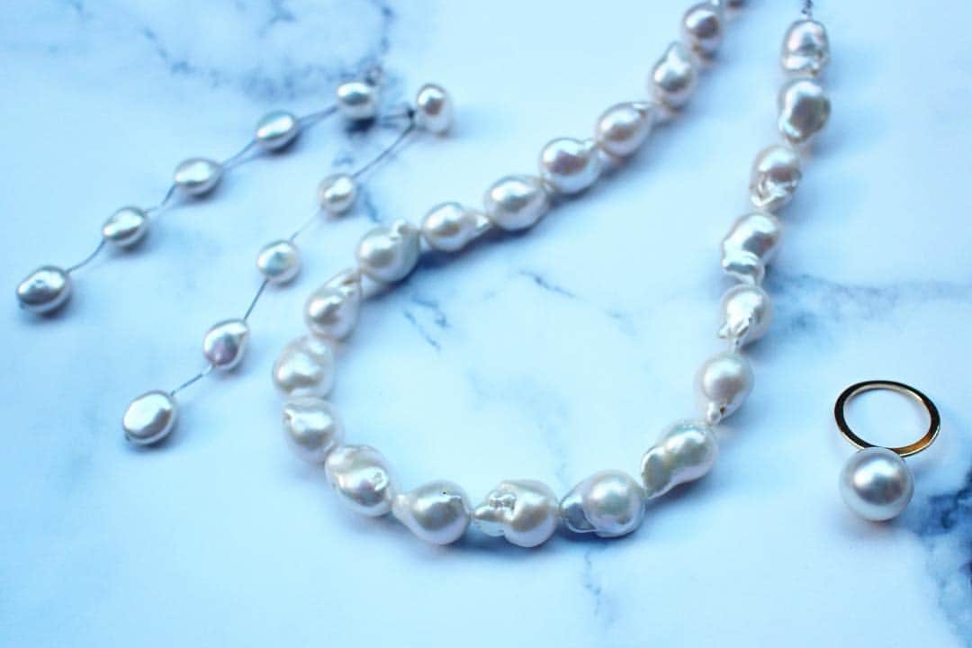 のインスタグラム：「@maayapearls  私のMAAYA pearls collectionの一部💛 左のピアスは何度も何度も完売を繰り返していて 大人気のもの✨ 新作のパールのネックレスは、 とってもゴージャスなのに４万円台で手に入るの🎁💕 リングは大きな真珠が存在感があって素敵✨ 4/17〜4/23 梅田阪急百貨店3Fにてpopup store openです🎉 #popup #limitedshop #MAAYA #pearl #pearls #まやこデザイン」