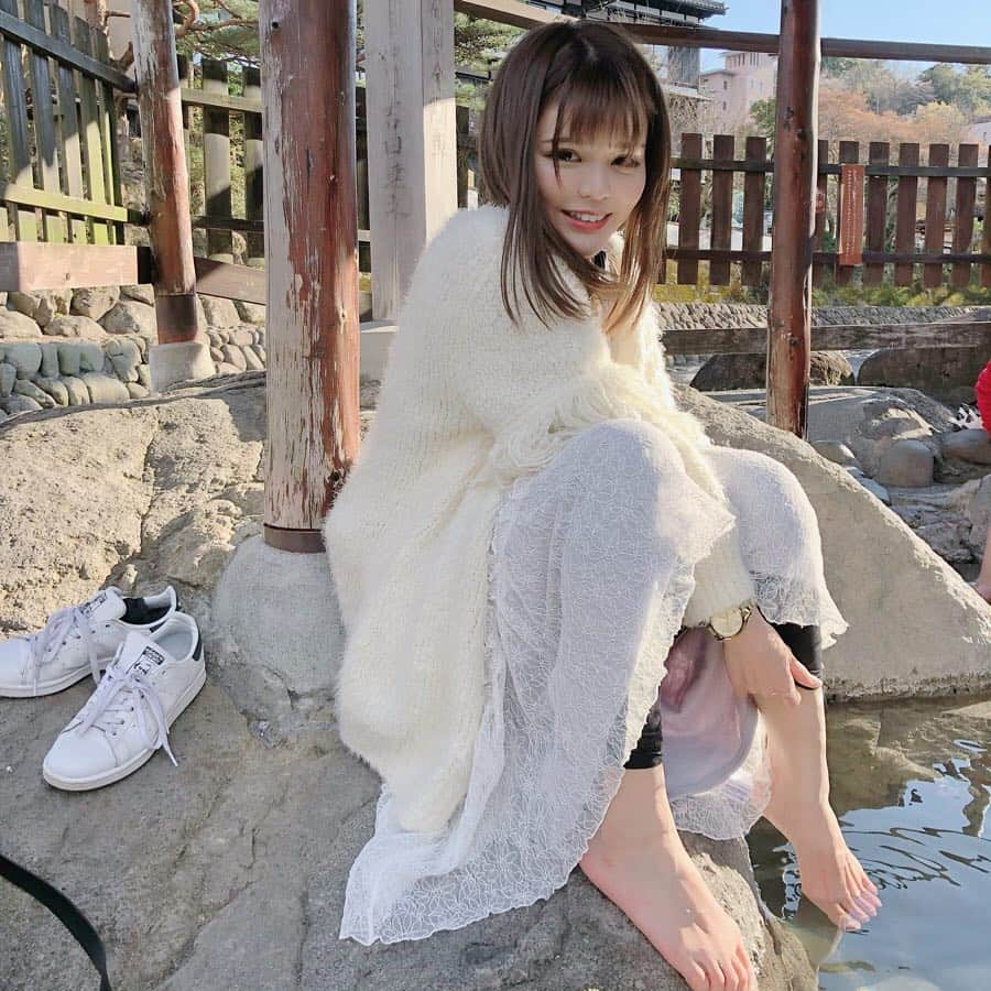 ななぴさんのインスタグラム写真 - (ななぴInstagram)「修善寺で足湯👣 一日中歩いてたけど、着圧履いてたら結構ましだった🙆‍♀️ グラマラスパッツ最近重宝しまくってる…笑 なんかこれはもう、気持ちよくて履き続けちゃう。 魔力を感じる🔮笑  あぁ、なんだか急に寒くなってしょぼん〜🐼 あったかくなってー🌼  #修善寺 #足湯 #グラマラスパッツ #むくみ #お散歩 #旅行 #伊豆旅行 #国内旅行 #ななぴトラベル #静岡 #ワンピース #ロングワンピ #renaikeikaku #スニーカー #コーデ #私服」4月9日 19時02分 - __nanapgram__