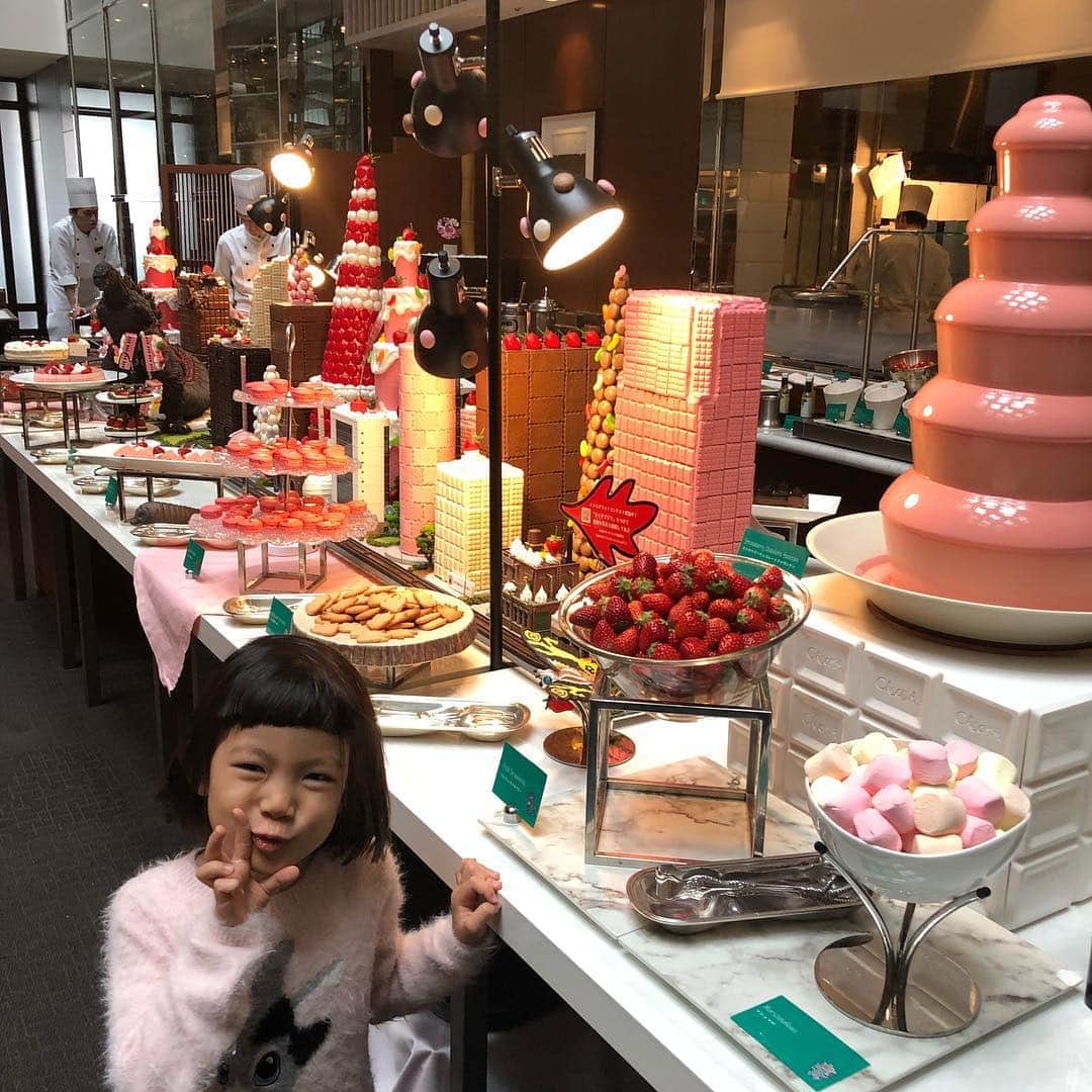 のインスタグラム：「昨日は姫の始業式！ あっという間に終わるので、ランチにまたまた品川ストリングスホテルのイチゴ×ゴジラブッフェへ行ってきました( ^ω^ )  もちろん一休プランね（笑）  姫も楽しそうだけど、何枚撮ってもゴジラ顔（笑）  9枚目は散々撮った後に、やっぱり怖いわ〜と逃げてくる図(๑˃̵ᴗ˂̵) で10枚目は怖がるお友達のために、ゴジラの目と口を隠してる図です（笑）  まあなんて頼り甲斐のある年長さんだこと（笑）  仲良しのお友達とクラスは別れちゃったけど、また沢山遊ぼうね〜(≧∀≦) #品川ストリングスホテル#イチゴブッフェ#イチゴフェア#イチゴ#バイキング#ホテルランチ#息子殿姫#姫#ゴジラ#japan #japanesegirl #gozilla #コラボ」