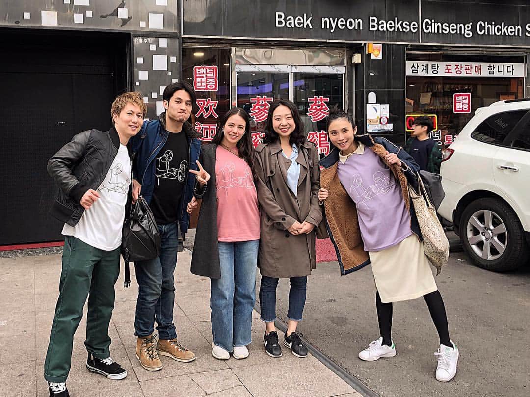市場紗蓮さんのインスタグラム写真 - (市場紗蓮Instagram)「#ソウル旅行 . 交換留学の大学の時の友達が探してくれたサムゲタン屋さん、ふわふわで美味しかった🤤🤤💗 ホンデに滞在するときおすすめ！🙆‍♀️ . 2枚目ポートレート機能を活かせてる感あるよね🤣🤣 . 혜인이 알려준 가계이었는데  #백년삼계탕 정말 맛있었다🤤🤤💗 #홍대맛집추천 🙋‍♀️ㅎㅎ . . . 여기서 점심먹고 혜인이랑 카페 갔는데 오랜만에 만났다라는 느낌은 없고 계속 이야기하다보니 카페 예뻤는데 사진이 없다?🤔ㅋㅋ 둘이서 찍은 사진이 있있으니까 됐지만 ㅎ 역에서 안녕하기 싫어서 지하철 갈 때까지 사진 찍음🤣🤣 혜인이 또 봐~~~ 바쁜데 시간 만들어 주고 맛있는 가계 알려 주고 고마워😍 . . . #旅行#サムゲタン#参鶏湯#ホンデグルメ #친구스타그램 #leon#おそろい#여행코디 #다같이잘되자 #seoultrip #hongikuniversity #旅行✈️ #レオン#bff#複数枚投稿#카페」4月9日 10時14分 - sharendayo