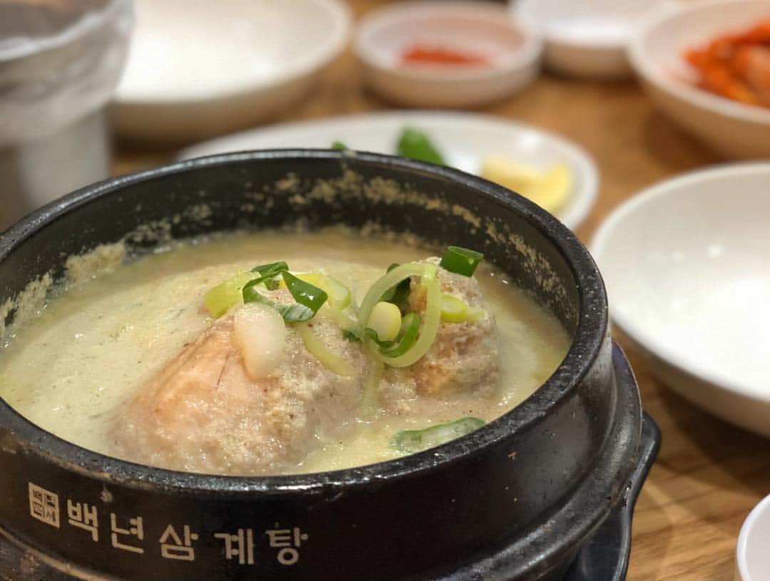 市場紗蓮さんのインスタグラム写真 - (市場紗蓮Instagram)「#ソウル旅行 . 交換留学の大学の時の友達が探してくれたサムゲタン屋さん、ふわふわで美味しかった🤤🤤💗 ホンデに滞在するときおすすめ！🙆‍♀️ . 2枚目ポートレート機能を活かせてる感あるよね🤣🤣 . 혜인이 알려준 가계이었는데  #백년삼계탕 정말 맛있었다🤤🤤💗 #홍대맛집추천 🙋‍♀️ㅎㅎ . . . 여기서 점심먹고 혜인이랑 카페 갔는데 오랜만에 만났다라는 느낌은 없고 계속 이야기하다보니 카페 예뻤는데 사진이 없다?🤔ㅋㅋ 둘이서 찍은 사진이 있있으니까 됐지만 ㅎ 역에서 안녕하기 싫어서 지하철 갈 때까지 사진 찍음🤣🤣 혜인이 또 봐~~~ 바쁜데 시간 만들어 주고 맛있는 가계 알려 주고 고마워😍 . . . #旅行#サムゲタン#参鶏湯#ホンデグルメ #친구스타그램 #leon#おそろい#여행코디 #다같이잘되자 #seoultrip #hongikuniversity #旅行✈️ #レオン#bff#複数枚投稿#카페」4月9日 10時14分 - sharendayo