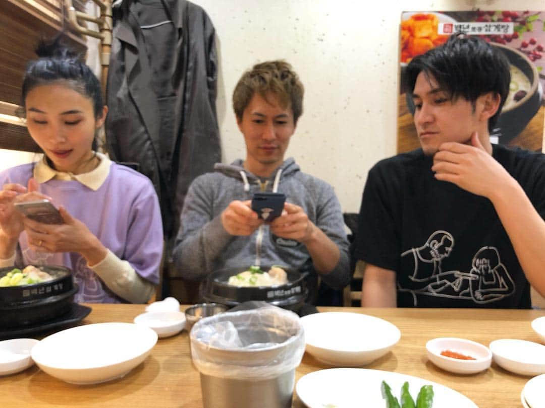 市場紗蓮さんのインスタグラム写真 - (市場紗蓮Instagram)「#ソウル旅行 . 交換留学の大学の時の友達が探してくれたサムゲタン屋さん、ふわふわで美味しかった🤤🤤💗 ホンデに滞在するときおすすめ！🙆‍♀️ . 2枚目ポートレート機能を活かせてる感あるよね🤣🤣 . 혜인이 알려준 가계이었는데  #백년삼계탕 정말 맛있었다🤤🤤💗 #홍대맛집추천 🙋‍♀️ㅎㅎ . . . 여기서 점심먹고 혜인이랑 카페 갔는데 오랜만에 만났다라는 느낌은 없고 계속 이야기하다보니 카페 예뻤는데 사진이 없다?🤔ㅋㅋ 둘이서 찍은 사진이 있있으니까 됐지만 ㅎ 역에서 안녕하기 싫어서 지하철 갈 때까지 사진 찍음🤣🤣 혜인이 또 봐~~~ 바쁜데 시간 만들어 주고 맛있는 가계 알려 주고 고마워😍 . . . #旅行#サムゲタン#参鶏湯#ホンデグルメ #친구스타그램 #leon#おそろい#여행코디 #다같이잘되자 #seoultrip #hongikuniversity #旅行✈️ #レオン#bff#複数枚投稿#카페」4月9日 10時14分 - sharendayo