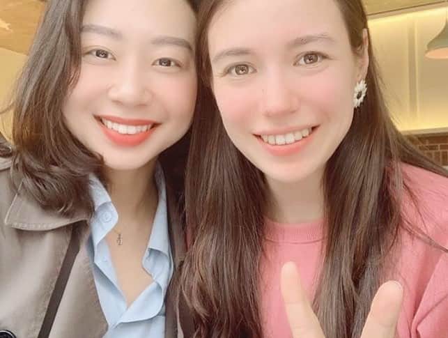市場紗蓮さんのインスタグラム写真 - (市場紗蓮Instagram)「#ソウル旅行 . 交換留学の大学の時の友達が探してくれたサムゲタン屋さん、ふわふわで美味しかった🤤🤤💗 ホンデに滞在するときおすすめ！🙆‍♀️ . 2枚目ポートレート機能を活かせてる感あるよね🤣🤣 . 혜인이 알려준 가계이었는데  #백년삼계탕 정말 맛있었다🤤🤤💗 #홍대맛집추천 🙋‍♀️ㅎㅎ . . . 여기서 점심먹고 혜인이랑 카페 갔는데 오랜만에 만났다라는 느낌은 없고 계속 이야기하다보니 카페 예뻤는데 사진이 없다?🤔ㅋㅋ 둘이서 찍은 사진이 있있으니까 됐지만 ㅎ 역에서 안녕하기 싫어서 지하철 갈 때까지 사진 찍음🤣🤣 혜인이 또 봐~~~ 바쁜데 시간 만들어 주고 맛있는 가계 알려 주고 고마워😍 . . . #旅行#サムゲタン#参鶏湯#ホンデグルメ #친구스타그램 #leon#おそろい#여행코디 #다같이잘되자 #seoultrip #hongikuniversity #旅行✈️ #レオン#bff#複数枚投稿#카페」4月9日 10時14分 - sharendayo