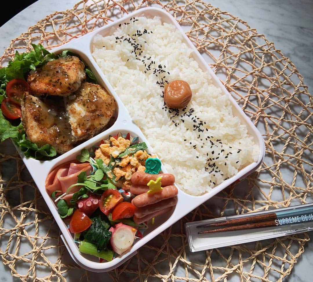 本田しおりのインスタグラム：「#今日のお弁当  #メカジキのバジル香草パン粉焼き#小松菜とタコとトマトのオリーブオイルマリネ#ニラ玉#ポークピッツ#ハム  #お弁当 #本田弁当 #旦那さん弁当」