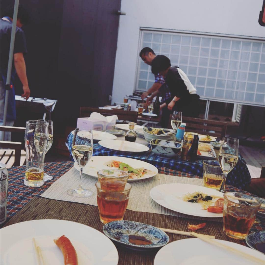 二ノ宮知子さんのインスタグラム写真 - (二ノ宮知子Instagram)「先日、愛媛の義両親が来ていたので、旦那の弟夫婦も来てバーベキュー寿司パーティーをしたw 旦那の弟が寿司を握るのに凝ってるらしく、美味しいお寿司をケータリングでいただきました😋それにしても兄弟揃って料理人で笑う。。」4月9日 10時22分 - tomokoninomiyaa