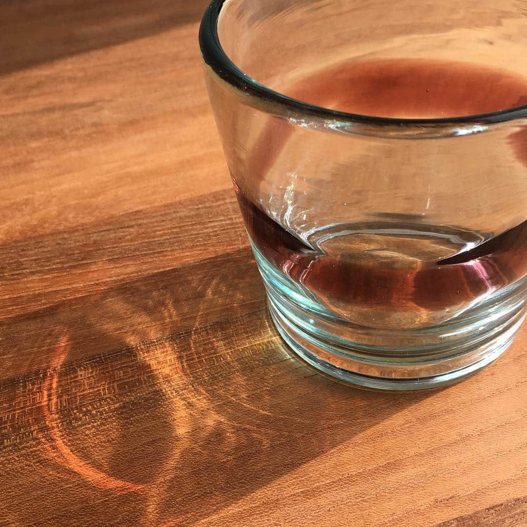 moyaisさんのインスタグラム写真 - (moyaisInstagram)「今日もガラスと光が綺麗です。奥原硝子の広口3半コップは紫の線が真っ直ぐではなく、ぼんやりと移ろっているのが素敵です。飲み物はもちろん、かき氷やデザートにも。廃瓶などを利用した再生ガラスです。  #moyais #民藝の器moyais  #沖縄 #奥原硝子  #ガラス #吹きガラス #再生ガラス」4月9日 10時25分 - yaora.life