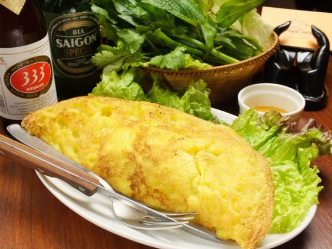 ベトナムフロッグ汐留のインスタグラム：「こんにちは、東京・汐留のベトナム料理専門店、ベトナムフロッグです。 ブログ更新しました！ 「ベトナムの名物料理「バインセオ」をお楽しみください」 是非ご来店をお待ちしております。 アジアンテイストを楽しみにきてくださいね♪ ▼詳しくはこちら▼ http://vietnam-frog.co/blog/ ☎電話番号：05073002964  #ベトナム料理 #アジアン #パクチー #タイカレー #女子会 #誕生日 #新橋 #汐留」