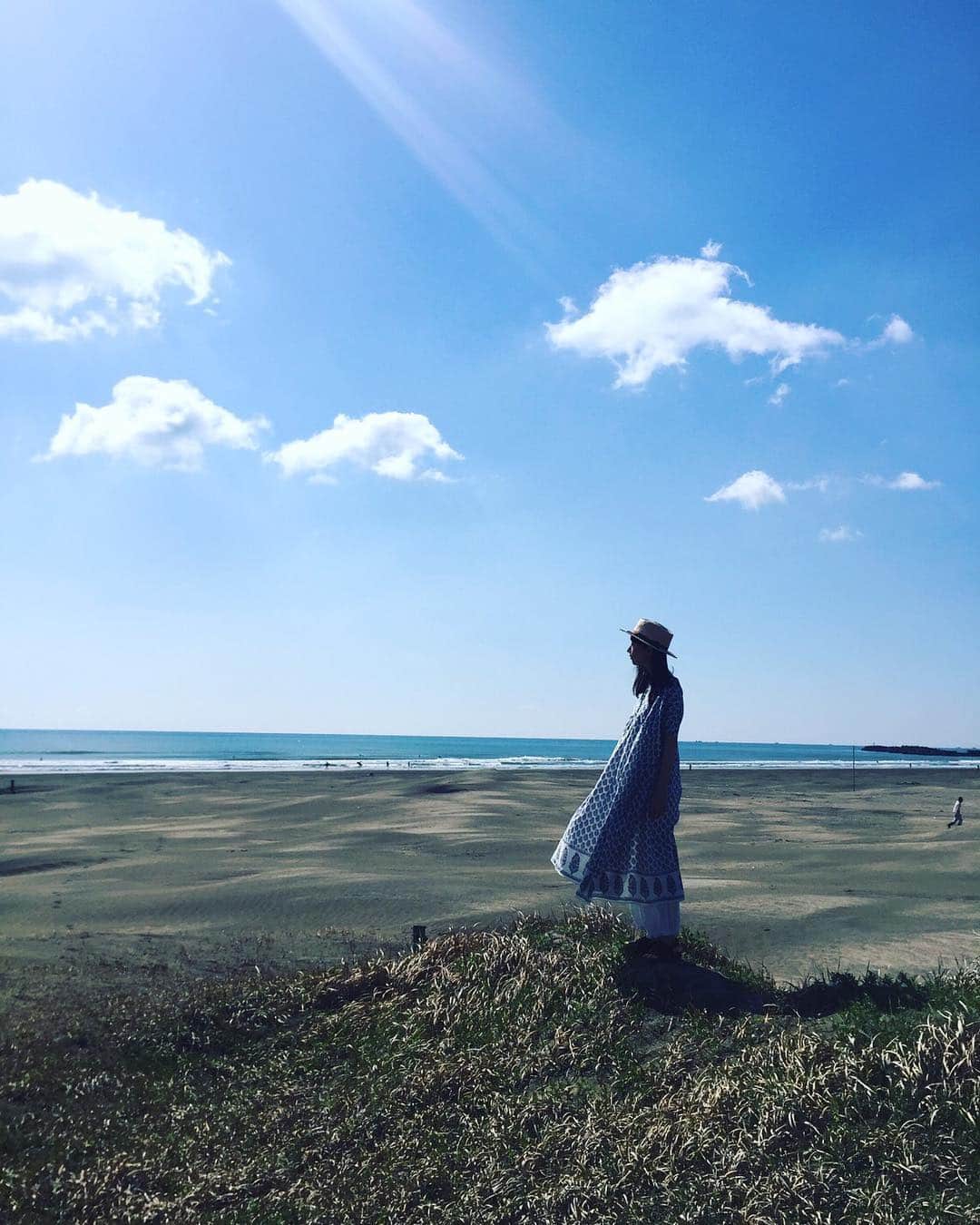 リンネルさんのインスタグラム写真 - (リンネルInstagram)「こんにちは。 今日はいいお天気ですね！ 5月売りのSM2の撮影に 海まできています！ 気持ち良いー！ モデルはkazumi ちゃん。 楽しみにしててくださいね。  #リンネル #kazumi  @kazumi0728 @samansamos2 @makiiwata_stylist」4月9日 10時54分 - liniere_tkj
