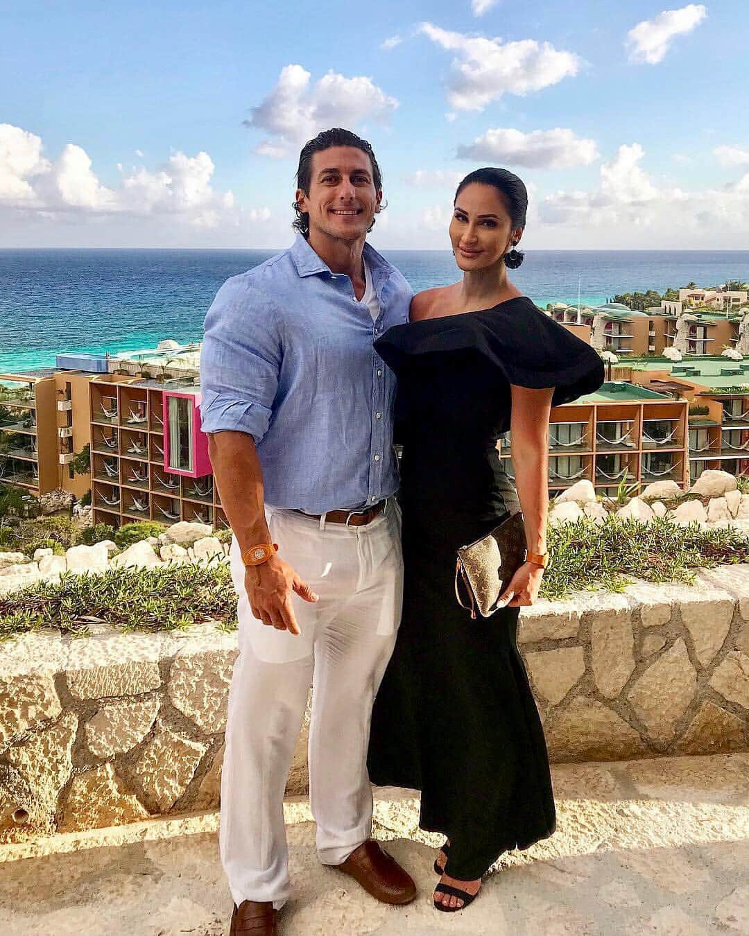 サディク・ハドゾビックさんのインスタグラム写真 - (サディク・ハドゾビックInstagram)「Who you choose to walk and grow with is a major part of life. So find someone who wants to invest in you, learn from you, see you win, support your vision, and fall in love with you every single day ❤️」4月9日 10時53分 - sadikhadzovic