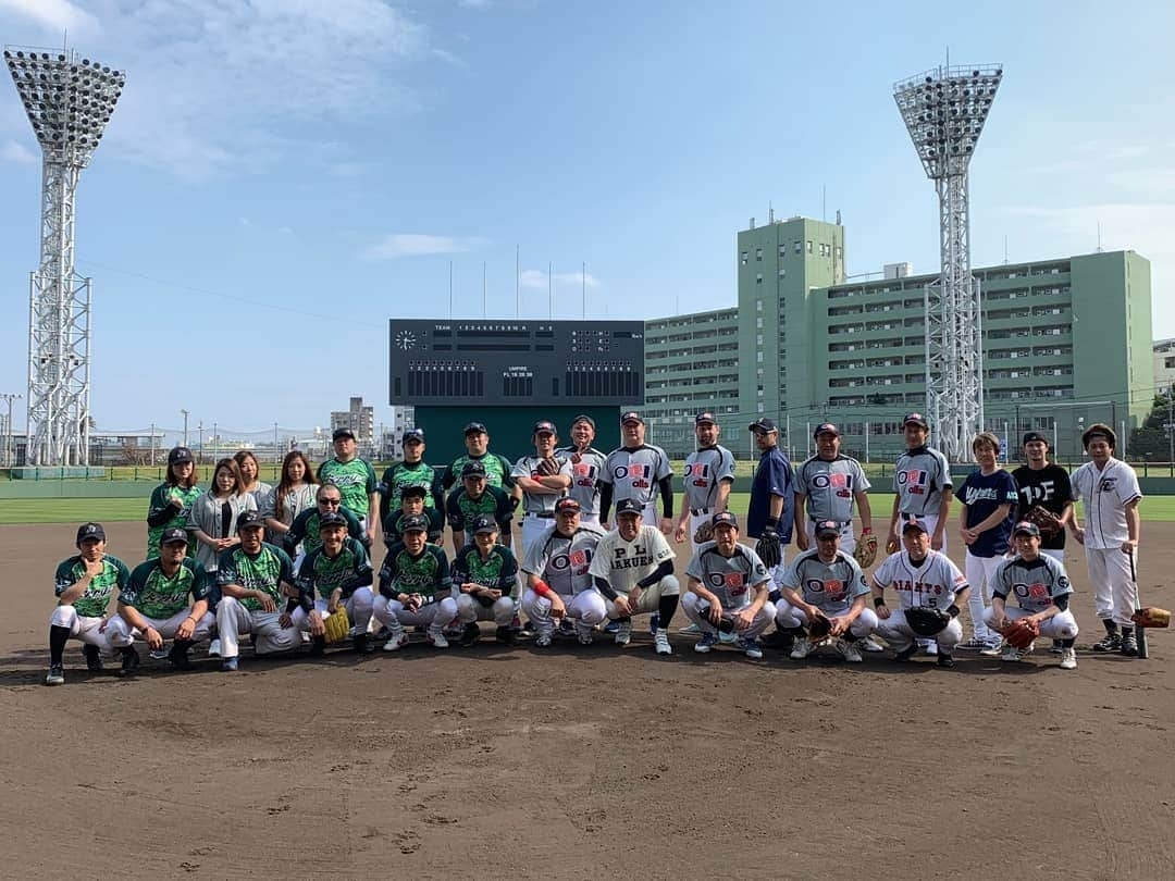 ニッチロー'さんのインスタグラム写真 - (ニッチロー'Instagram)「沖縄でのチャリティー野球⚾  一塁での写真はヒット打った感じですが代走です。  清さんネタではなく本当にデッドボール食らって痛そうでした。  #チャリティー野球 #沖縄 #那覇 #セルラースタジアム #リトル清原 さん #ニッチロー’ #野球 #ベースボール #baseball」4月9日 10時46分 - nicchiro5.1