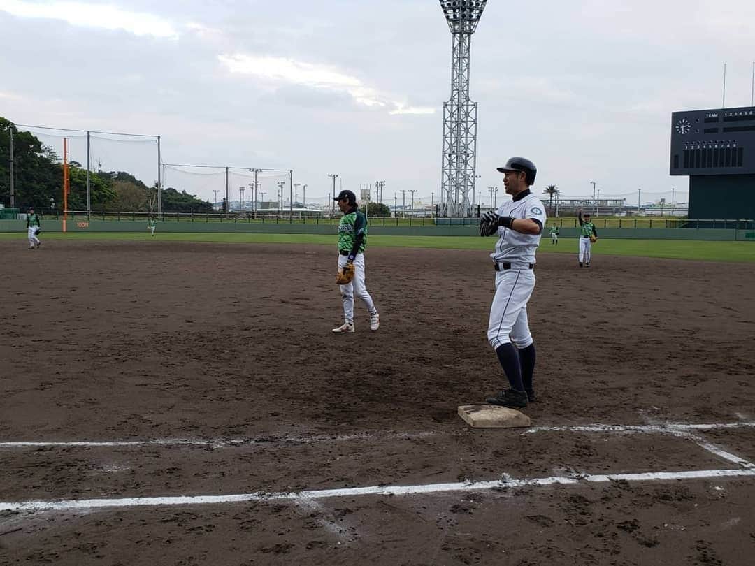 ニッチロー'さんのインスタグラム写真 - (ニッチロー'Instagram)「沖縄でのチャリティー野球⚾  一塁での写真はヒット打った感じですが代走です。  清さんネタではなく本当にデッドボール食らって痛そうでした。  #チャリティー野球 #沖縄 #那覇 #セルラースタジアム #リトル清原 さん #ニッチロー’ #野球 #ベースボール #baseball」4月9日 10時46分 - nicchiro5.1