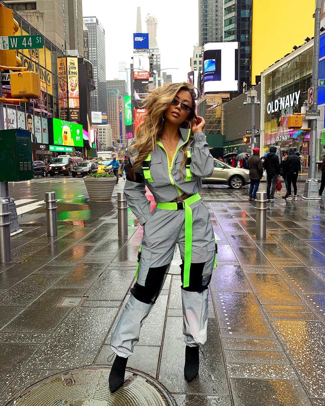 リアン Vのインスタグラム：「New York State Of Mind 😎 Every time I visit this city I always take a photo in Times Square ❤️🚦🚧 Can you spell out “NEW YORK” below letter by letter without being interrupted? 😏」
