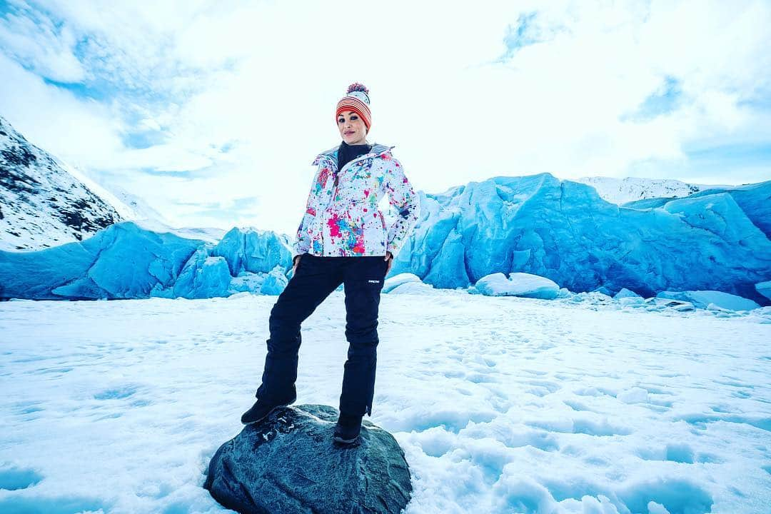 リサ・アンさんのインスタグラム写真 - (リサ・アンInstagram)「Sometimes I chill on glaciers, but all the time I talk #FantasySports Tune in tonight to #LisaAnnDoesFantasy 10pm-12amET Sirius 210 XM 87 & on the @siriusxm app!」4月9日 10時47分 - thereallisaann