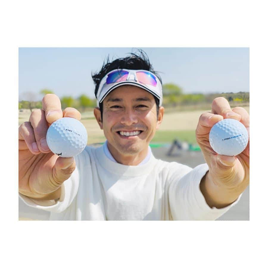 肥野竜也さんのインスタグラム写真 - (肥野竜也Instagram)「【Mizuno RBTOUR】 MizunoのNEWボールを試打してみました〜⛳️✨ 風が苦手な肥野！💦風攻略をしたくて、風に強いと巷で噂になっている「RB TOUR」と「RB TOURX」をチョイス😤👍 河川敷コースの強風での試打ラウンド💨⛳️ めちゃくちゃ良かった🤩 風を意識し過ぎてプレーが崩れるところを、意識せず…ほとんど飛距離や曲がりなどが気にしないでプレーが出来た😆🙌 ボールのお陰で結果はパープレー💪✨ もちろん風だけじゃなく、良さは沢山あった✨ ディンプルに秘密があるみたい… あとは「RB TOUR」vs「RB TOURX」どちらにするか決めなければ…💦 それはまた後日😋👋 ＊ #肥野GOLF #GOLF #ゴルフ #instagolf #ゴルフボール試打 #GOLFBALL #MIZUNO #RBボール #RBTOUR #gdo_mizunoRBボール」4月9日 10時48分 - tatsuya_hino