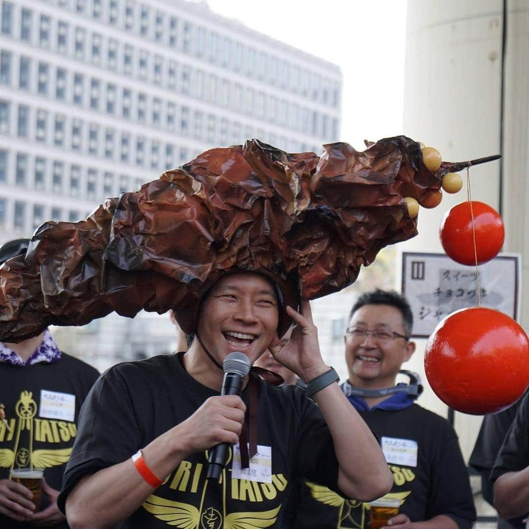 渡部建さんのインスタグラム写真 - (渡部建Instagram)「焼鳥達人の会 大阪 VOL.01 ！ 初の大阪開催でした。 名誉顧問として毎回恒例、被り物での乾杯の音頭をとらせていただきました！  #焼鳥達人の会 #焼達 #完全招待制交流会  北新地 孤柳 la kanro 中国菜 火の鳥 鳥しき(目黒) 蘭奢待(神保町) 里葉亭(関内) 陀らく(渋谷) 焼鳥yamato(北新地) 炭火焼きとり安喜(我孫子) あやむや(福島) 炭火やきとり森田(本町) ぷーれ(福島) 法善寺横丁 二和鳥(難波) 鳥匠いし井(福島) にし野(西院) 焼鳥市松(北新地) かさ原(三宮) 炭火焼鳥きち蔵(阿波座) くちばしモダン 炭火焼きとり えんや(難波) 鮨 美菜月(北新地) aube(西天満) チョコ串(ジャック松岡 作)」4月9日 11時03分 - watabeken