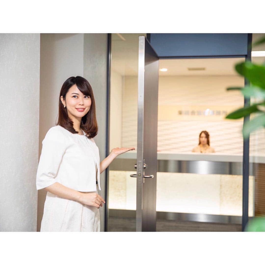 のインスタグラム：「. ちょっと前に弁護士事務所さんの スチール撮影に参加させてもらいました📷 . 和気あいあいとした雰囲気の中 久しぶりのスチール撮影楽しかったなぁ☺️ . 事務所にある個室は一つ一つコンセプトが違い インテリアにこだわりが！ 私もこんな風にこだわったインテリアの部屋にしたい...😂💓 . 次に仕事が入っていたのでバタバタの撮影でしたが 皆さんに優しくして頂いて本当に感謝です🙏✨ . 撮影した写真はパンフレット等に使用されるそうです💡 出来上がりが楽しみ💐 . #埼玉#浦和#法律事務所#弁護士#インテリア#スチール撮影#撮影#パンフレット#フリーアナウンサー#アナウンサー」