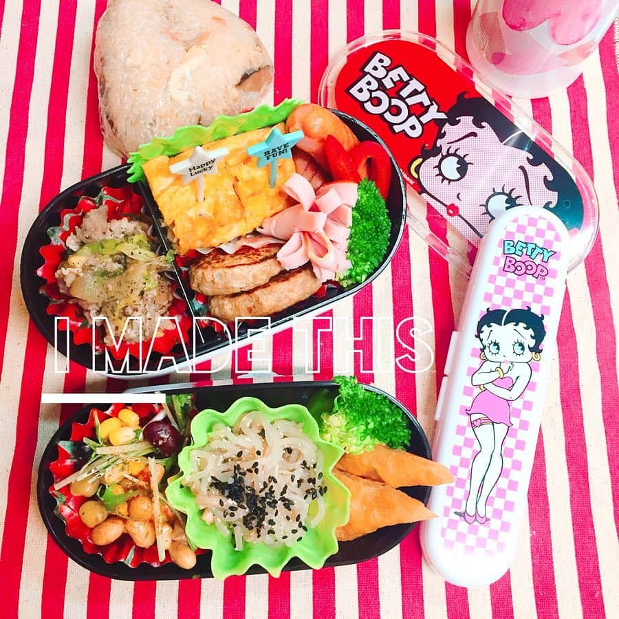 新山千春さんのインスタグラム写真 - (新山千春Instagram)「today's lunch box😋 . . 娘の大好物の炊き込みご飯 🌈 #手作り #弁当 🍱 #千春定食🌹 #bettyboop 💖💜❤💙💚 _____________________________________________________🌴#LA 好き❤ #art 🎨好き#🌸 #Japaneseactress #casualcoordinate #denimcoordinate #makeup #model  #mama#mamastyle #Instagood #hairarrange #fashion  #outfit #casualstyle  #outfitstyle #촬영 #粉我 #나를따르라  #fashionistas #dailylook #coodinate #いいね 💘#フォロー ありがとうございます🌹#新山千春  _____________________________________________🌵🌵🌵」4月9日 11時11分 - chiharuuu_0114