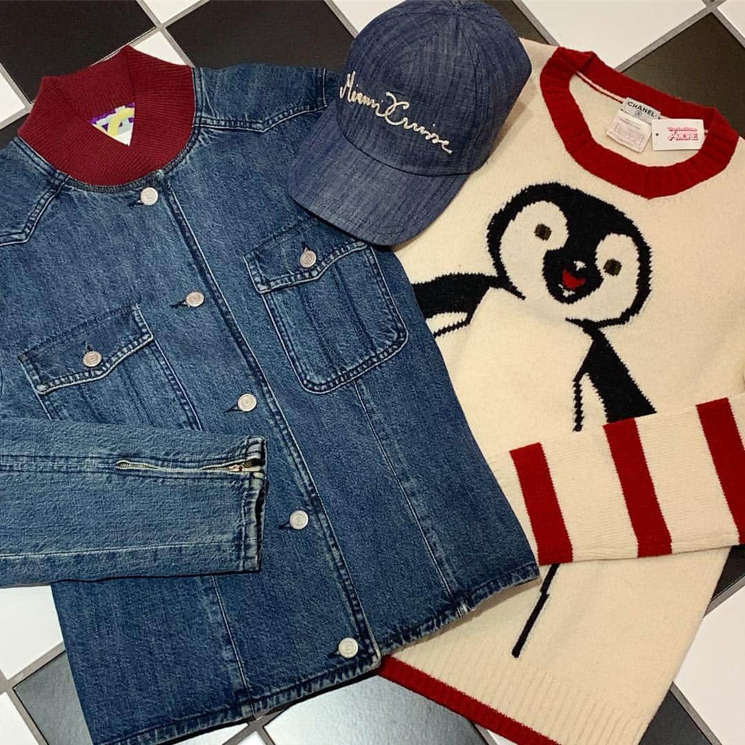 のインスタグラム：「おはようございます🐧💖 AMORE wardrobe オープン致しました♫ 本日の営業時間は11:00~20:00となっております🐻💋 表参道、青山へお出かけの際は、是非AMORE vintageにお越しくださいませ♪ 素敵なvintage商品とお待ちしております❤︎ AMORE wardrobe is open 11:00~20:00!! Come visit us for the finest vintage collection! :) お問い合わせ /  for more info → ✉️info@amorevintagetokyo.com  #ヴィンテージ #シャネル #ヴィンテージシャネル #ココ #ココマーク #ヴィンテージブランドブティック #アモーレ #アモーレトーキョー #アモーレワードローブ #表参道 #青山 #東京 #vintagebrandboutique #AMORE #amoretokyo #Tokyo #Omotesando #amorewardrobe」