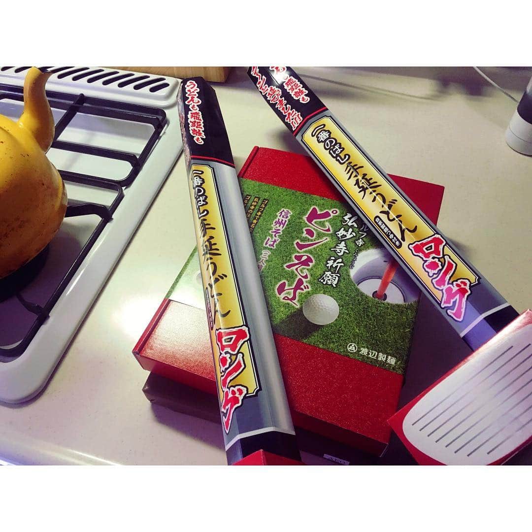 のインスタグラム：「夕方から夜にかけてキッチンにゴルフのサンタが来るというのは、我が家では良くある話です🎅（今回はメロンを頂きました）  うへぇいただきまーす」
