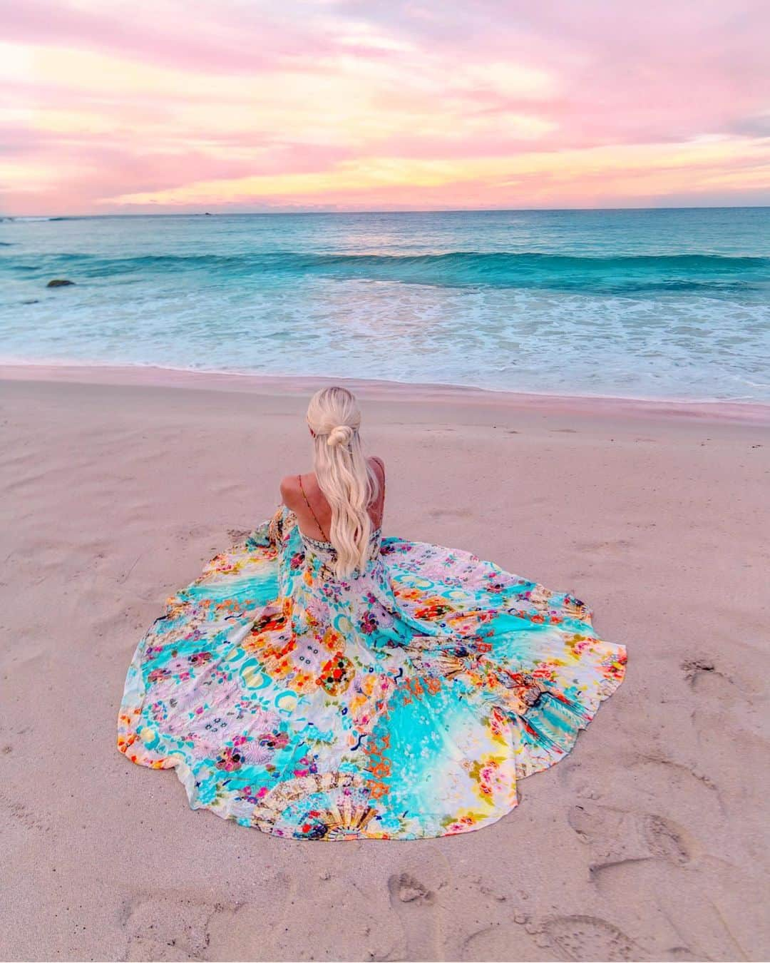 のインスタグラム：「Sending out a wave of love on this beautiful day 💖 . Lots of new outfit updates now on my @liketoknow.it profile ✨ http://liketk.it/2AqZ6 #liketkit . 📸 @bobbybense . #seeaustralia #margaretriver #smithsbeachresort #camilla #bohostyle #resortstyle #sunsetlovers #GLLSunsets #sunset_pics」