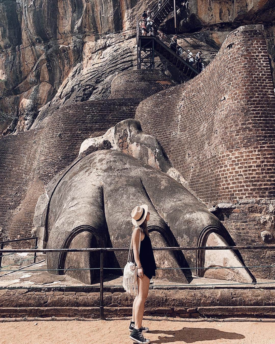 Manamiのインスタグラム：「Sigiriya Rock🦁 世界遺産のシーギリヤロック⛰ 父親を殺害した狂気の王が作ったこの王都は、 わずか11年で滅びたそう💭 ㅤ 📸 @mina__37__」