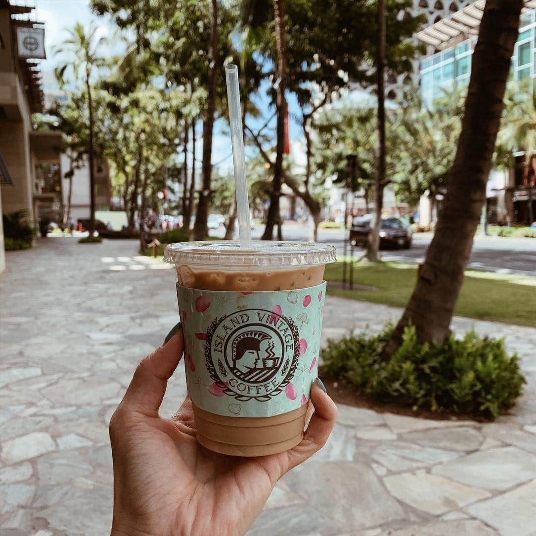 春名亜美さんのインスタグラム写真 - (春名亜美Instagram)「今回、初めてカラカウア通りを歩いた🌴 @islandvintagecoffee のアイスカフェラテで一休み🌺 ・ ・ ・ ・ #islandvintagecoffee #アイランドヴィンテージコーヒー #Hawaii #ハワイ #hawaiilife #ハワイ暮らし #ハワイ生活」4月9日 11時15分 - amiharunaami