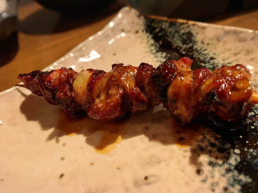 佐井祐里奈さんのインスタグラム写真 - (佐井祐里奈Instagram)「大好きだった焼き鳥がつわりで4か月間食べられていなかったので、やっと『焼き鳥が食べたい😋💓』という気持ちになった時は涙が出るほど嬉しかった😂❤️ 一生大好きなお肉（焼肉・焼き鳥）が食べられなくなってしまったら…永遠にこのまま食の好みが変わってしまったらと考えるだけで震えたもん😭⚡️ ツワリ中は本当にしんどくて毎晩泣いてました。食欲が一切ない、食べたいものがない、とにかく気持ちが悪くて…でも吐けない、ってこんなにもストレスになるんだなんて知らなかったもん…。 入院したり点滴しなくてすんだのは、仕事で食レポがあったから！✨仕事中はなぜか食べられたんだよなぁ〜🤔 神さまありがとう😭💓って気持ちでした。🙏❤️ 4か月ぶりの焼き鳥は最高に美味しかった💓 . . . . . #しげ #しげ泉店 #焼き鳥 #初マタ #プレママ #つわり #yunnaログ #名古屋ディナー #名古屋焼き鳥 #名古屋グルメ」4月9日 11時16分 - yunna_s31