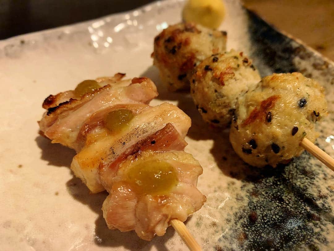 佐井祐里奈さんのインスタグラム写真 - (佐井祐里奈Instagram)「大好きだった焼き鳥がつわりで4か月間食べられていなかったので、やっと『焼き鳥が食べたい😋💓』という気持ちになった時は涙が出るほど嬉しかった😂❤️ 一生大好きなお肉（焼肉・焼き鳥）が食べられなくなってしまったら…永遠にこのまま食の好みが変わってしまったらと考えるだけで震えたもん😭⚡️ ツワリ中は本当にしんどくて毎晩泣いてました。食欲が一切ない、食べたいものがない、とにかく気持ちが悪くて…でも吐けない、ってこんなにもストレスになるんだなんて知らなかったもん…。 入院したり点滴しなくてすんだのは、仕事で食レポがあったから！✨仕事中はなぜか食べられたんだよなぁ〜🤔 神さまありがとう😭💓って気持ちでした。🙏❤️ 4か月ぶりの焼き鳥は最高に美味しかった💓 . . . . . #しげ #しげ泉店 #焼き鳥 #初マタ #プレママ #つわり #yunnaログ #名古屋ディナー #名古屋焼き鳥 #名古屋グルメ」4月9日 11時16分 - yunna_s31