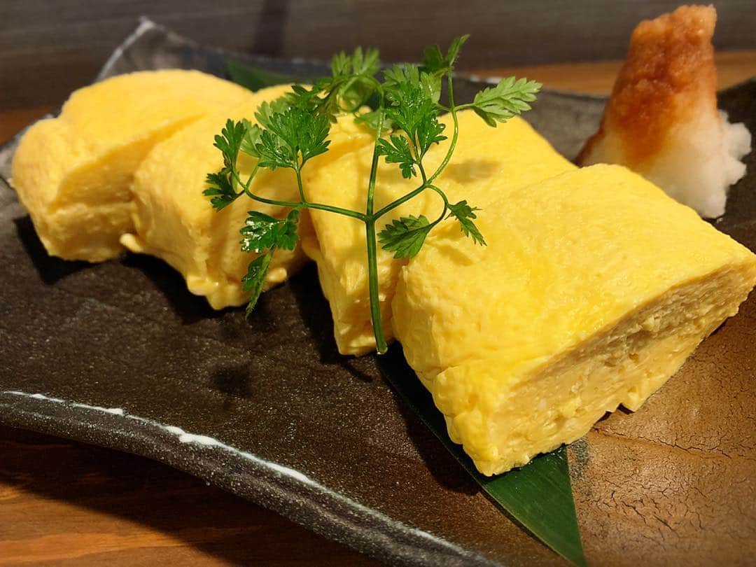 佐井祐里奈さんのインスタグラム写真 - (佐井祐里奈Instagram)「大好きだった焼き鳥がつわりで4か月間食べられていなかったので、やっと『焼き鳥が食べたい😋💓』という気持ちになった時は涙が出るほど嬉しかった😂❤️ 一生大好きなお肉（焼肉・焼き鳥）が食べられなくなってしまったら…永遠にこのまま食の好みが変わってしまったらと考えるだけで震えたもん😭⚡️ ツワリ中は本当にしんどくて毎晩泣いてました。食欲が一切ない、食べたいものがない、とにかく気持ちが悪くて…でも吐けない、ってこんなにもストレスになるんだなんて知らなかったもん…。 入院したり点滴しなくてすんだのは、仕事で食レポがあったから！✨仕事中はなぜか食べられたんだよなぁ〜🤔 神さまありがとう😭💓って気持ちでした。🙏❤️ 4か月ぶりの焼き鳥は最高に美味しかった💓 . . . . . #しげ #しげ泉店 #焼き鳥 #初マタ #プレママ #つわり #yunnaログ #名古屋ディナー #名古屋焼き鳥 #名古屋グルメ」4月9日 11時16分 - yunna_s31