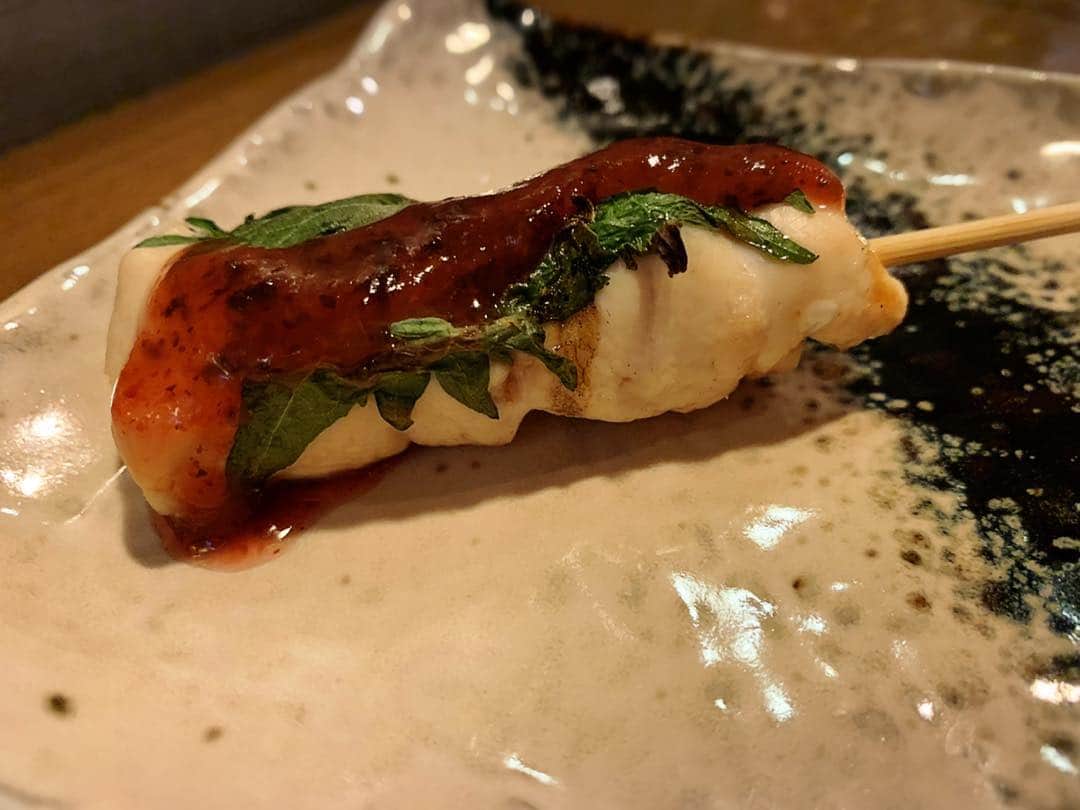 佐井祐里奈さんのインスタグラム写真 - (佐井祐里奈Instagram)「大好きだった焼き鳥がつわりで4か月間食べられていなかったので、やっと『焼き鳥が食べたい😋💓』という気持ちになった時は涙が出るほど嬉しかった😂❤️ 一生大好きなお肉（焼肉・焼き鳥）が食べられなくなってしまったら…永遠にこのまま食の好みが変わってしまったらと考えるだけで震えたもん😭⚡️ ツワリ中は本当にしんどくて毎晩泣いてました。食欲が一切ない、食べたいものがない、とにかく気持ちが悪くて…でも吐けない、ってこんなにもストレスになるんだなんて知らなかったもん…。 入院したり点滴しなくてすんだのは、仕事で食レポがあったから！✨仕事中はなぜか食べられたんだよなぁ〜🤔 神さまありがとう😭💓って気持ちでした。🙏❤️ 4か月ぶりの焼き鳥は最高に美味しかった💓 . . . . . #しげ #しげ泉店 #焼き鳥 #初マタ #プレママ #つわり #yunnaログ #名古屋ディナー #名古屋焼き鳥 #名古屋グルメ」4月9日 11時16分 - yunna_s31