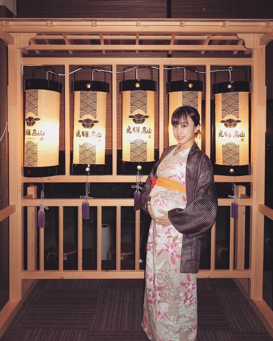 のインスタグラム：「妊娠6ヶ月目の時👘 . 温泉旅行♨️ こういうポーズするとお腹ぽんぽこりんだなぁ🤰🏻 . 年末年始はもりもり食べてたー🙈 . . それにしてもベビー用品って色々ありすぎてなかなか決められない😳 . . . #初マタ #マタニティ #プレママ #温泉旅館 #飛騨高山 #ぷんにー #ぽんぽこりん #食欲旺盛 #妊娠6ヶ月 #妊娠 #切迫早産にて入院 #詳しくはブログで」