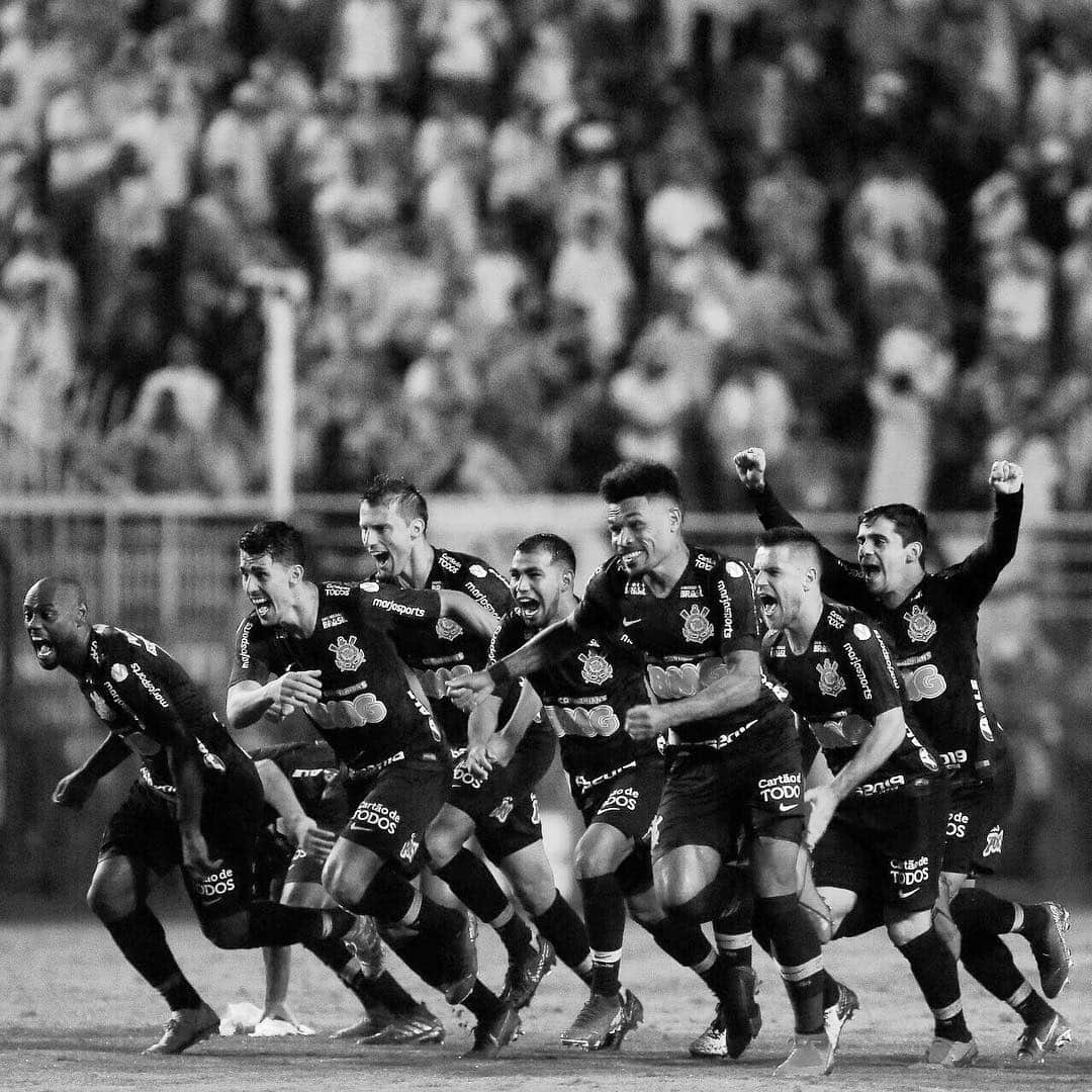 ダニーロ・フェルナンド・アベラールのインスタグラム：「CLASSIFICADOS! Parabéns a todos por mais um passo importante. #VaiCorinthians #TamoNaFinal 🙌🏼👊🏼⚽️ 📸: @marcogalvaofoto」