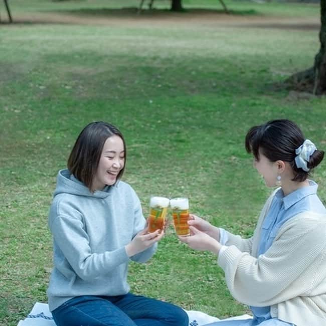 【ビール女子 -Beergirl.net-】さんのインスタグラム写真 - (【ビール女子 -Beergirl.net-】Instagram)「『淡麗グリーンラベル』が、リニューアルして発明級のおいしさに！ ﻿ ﻿ 👉よりいっそうおいしくなった味わいを試すべく、春のピクニックで『淡麗グリーンラベル』を楽しんできました。﻿ ﻿ 👉編集部がやってきたのは、一面に広がる緑が気持ちいい都内の公園。ぽかぽか陽気の中『淡麗グリーンラベル』で乾杯しました🍻﻿ ﻿ 👉グラスに注いでみて驚いたのは、ホップの爽やかな香り！フルーティーで爽やかな香りがただよい、ココロを軽やかにしてくれます。﻿ ﻿ 👉記事の最後には、本日4月9日（火）からスタートする「新・淡麗グリーンラベルが抽選で20万名様に当たる！キャンペーン」についての案内もあります📣﻿ ﻿ 👉キャンペーンページから応募するとその場で当選結果をわかります。ぜひお気軽にご応募ください👏﻿ ﻿ 詳しくはビール女子 @beergirl_net の記事をご覧ください。﻿ ﻿ #ビール女子 #グリーンラベル #淡麗グリーンラベル #キリンビール #ピクニック #おしゃピク #PR ﻿ ﻿」4月9日 11時46分 - beergirl_net