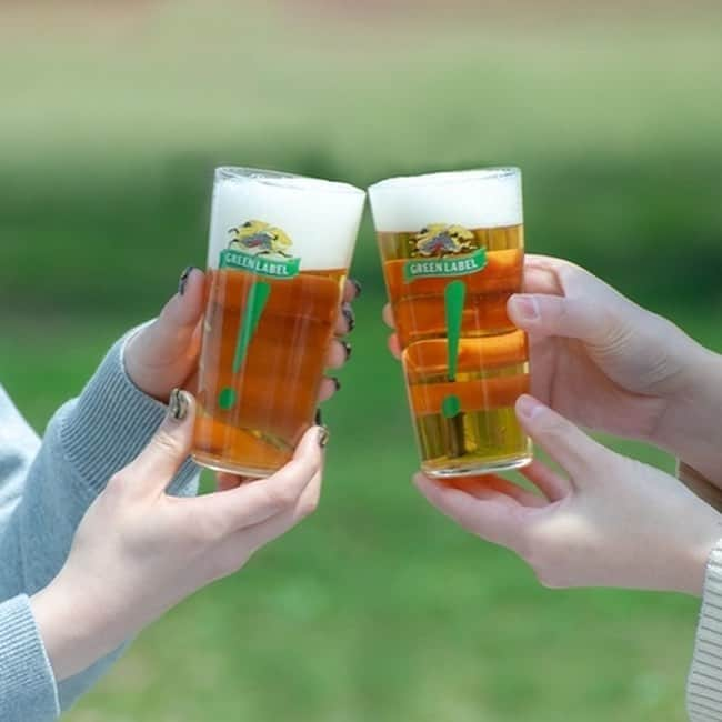 【ビール女子 -Beergirl.net-】さんのインスタグラム写真 - (【ビール女子 -Beergirl.net-】Instagram)「『淡麗グリーンラベル』が、リニューアルして発明級のおいしさに！ ﻿ ﻿ 👉よりいっそうおいしくなった味わいを試すべく、春のピクニックで『淡麗グリーンラベル』を楽しんできました。﻿ ﻿ 👉編集部がやってきたのは、一面に広がる緑が気持ちいい都内の公園。ぽかぽか陽気の中『淡麗グリーンラベル』で乾杯しました🍻﻿ ﻿ 👉グラスに注いでみて驚いたのは、ホップの爽やかな香り！フルーティーで爽やかな香りがただよい、ココロを軽やかにしてくれます。﻿ ﻿ 👉記事の最後には、本日4月9日（火）からスタートする「新・淡麗グリーンラベルが抽選で20万名様に当たる！キャンペーン」についての案内もあります📣﻿ ﻿ 👉キャンペーンページから応募するとその場で当選結果をわかります。ぜひお気軽にご応募ください👏﻿ ﻿ 詳しくはビール女子 @beergirl_net の記事をご覧ください。﻿ ﻿ #ビール女子 #グリーンラベル #淡麗グリーンラベル #キリンビール #ピクニック #おしゃピク #PR ﻿ ﻿」4月9日 11時46分 - beergirl_net