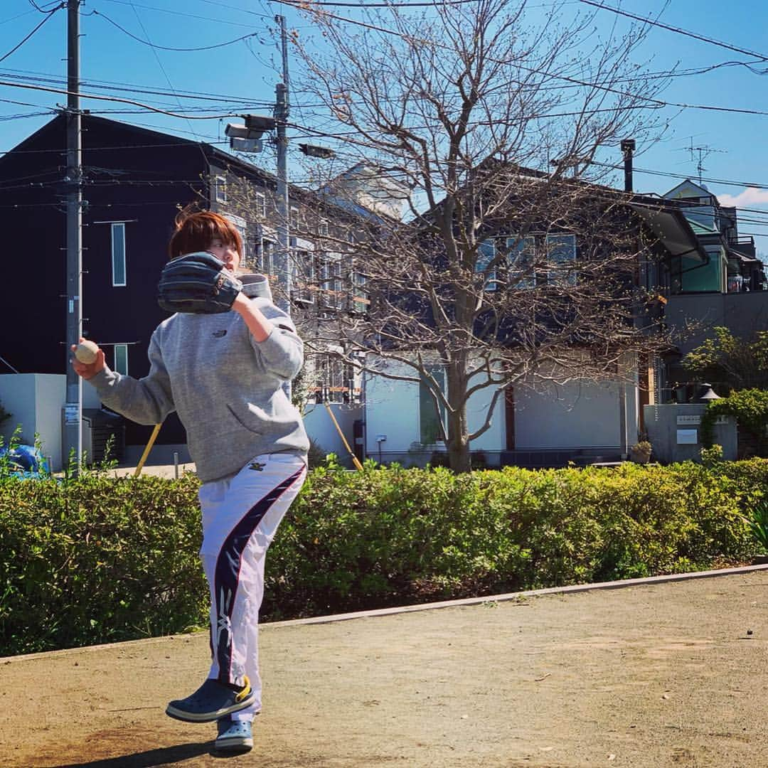 佐藤つば冴さんのインスタグラム写真 - (佐藤つば冴Instagram)「友達と朝からキャッチボール⚾︎ 肘がああああって感じ。いい運動🤙 . #朝早い  #元気かよ  #笑」4月9日 11時39分 - korochan25