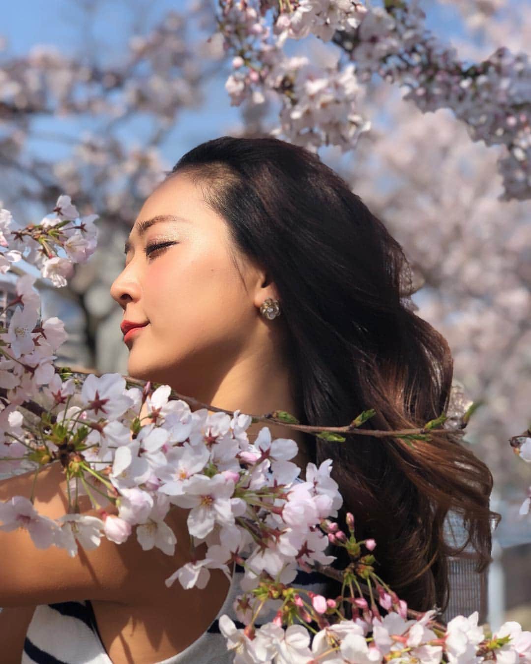 のインスタグラム：「. 太陽と桜に癒された～🌸🌸 散る前に見れてよかった♥🍃 #cherryblossom #桜 #sakura #kissmamaになろう」