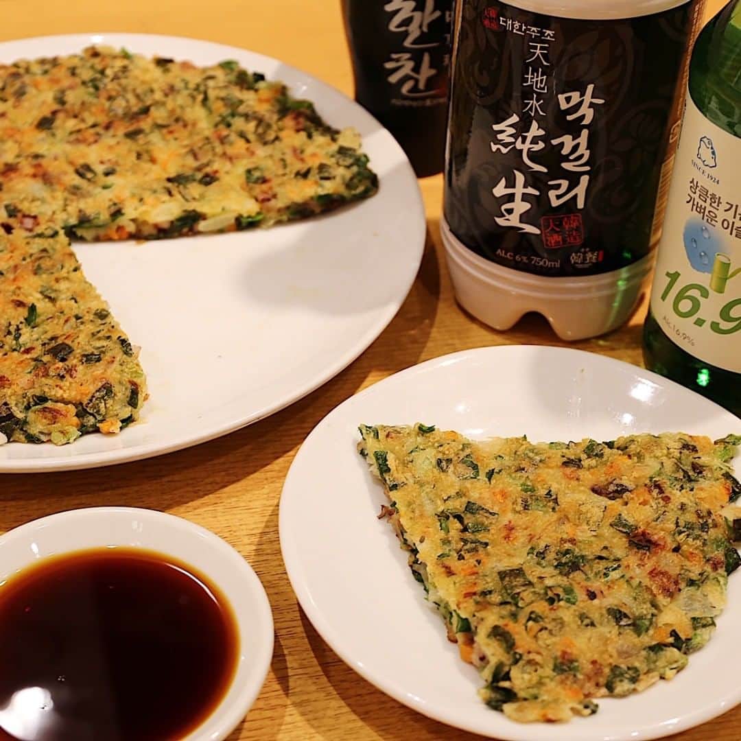 新宿西口ハルク ハル★チカ公式アカウントのインスタグラム：「Spring has coming!(^^)! Today's recommend is "Korean Seafood pancake" from "Yan-no-ie". It's crispy on the outside and a savory smell of seafood!! Let's try it with a rice wine♪♪ * * オソオソヨ（いらっしゃいませ）～！！ 新年度のスタートはぜひハル★チカで！ 今日は「ヤンの家」の"春のイチ押し"グルメのご紹介～♪♪ * * パリッとサクサク!!具だくさんで、驚きの旨さ！ マッコリとの相性もバツグン！ ヤンの家自慢の「海鮮チヂミ」を是非ご堪能くださ～い。 マシッケトゥセヨ～(*^^)v * * ・海鮮チヂミ　1,296円（税込） ・生マッコリ ＜グラス＞　429円（税込） ＜ボトル＞ 1,941円（税込） * * ※投稿画面を見せると、「美味しく焼き上げた韓国のり」をサービス♪♪ * * #新宿西口ハルク #小田急ハルク #ハルク #食堂酒場ハルチカ #ハルチカ #新宿 #instafood #followme #tokyo #shinjuku #halc #haruchika #koreanpancake #yannoie #新宿ランチ #ランチ #新宿ディナー #ディナー #新宿メシ #新宿呑み #チヂミ #韓国料理 #マッコリ #ヤンの家」