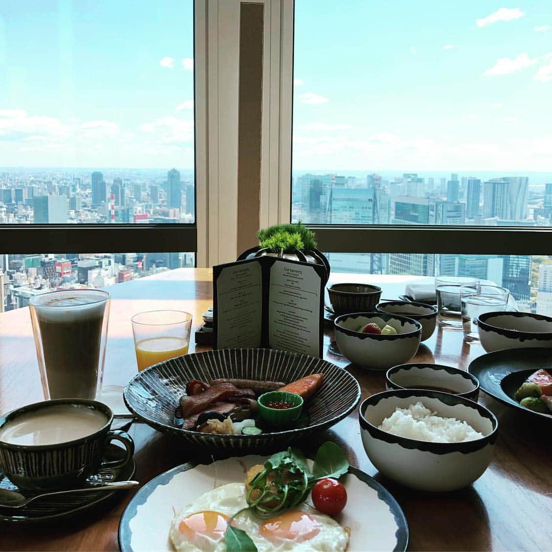 マキ・コニクソンさんのインスタグラム写真 - (マキ・コニクソンInstagram)「Breakfast at Andaz!  可愛い可愛いアシスタントの島ちゃんと一緒！🤗 ここはね大人の朝食って感じで私のストライクゾーンなんだよねー。ビュッフェが凄く充実してるの！51階から東京が一望出来て最高の眺めなの！サービスも雰囲気もお料理も全て含めてAndazの朝食が大好き❤️ #東京のおすそ分け🗼 #Andazから見る夜の東京タワーがとーっても綺麗なの！🗼」4月9日 11時51分 - makikonikson