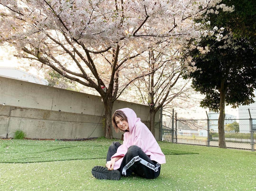 HARUNAさんのインスタグラム写真 - (HARUNAInstagram)「さくら色パーカーでお花見🌸」4月9日 11時51分 - haru_na810