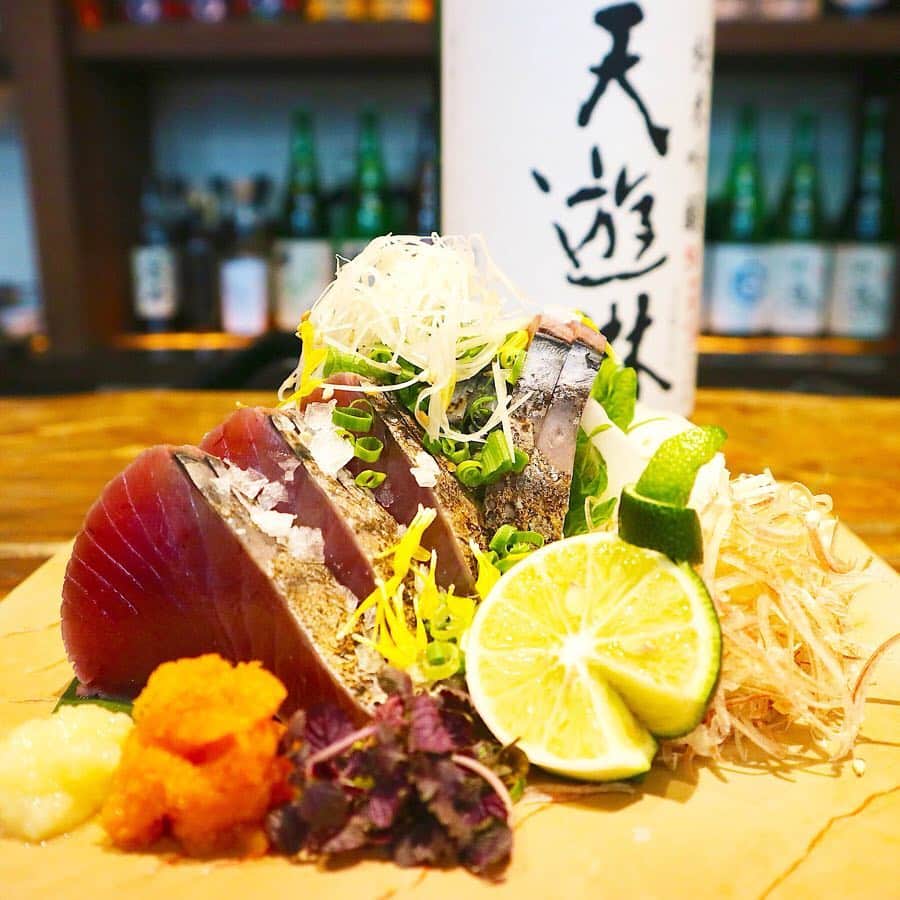 東急電鉄さんのインスタグラム写真 - (東急電鉄Instagram)「. GALALI Aoyama(@galali.aoyama), just steps from Omotesando and Meiji-jingumae Stations. The Concept: Salt and Sake. Japanese dishes made with only natural salt, and an extensive listing of sake featuring “kanzake”, a fully-matured, warmed sake variety for you to enjoy. . 表参道駅と明治神宮前駅、二つの駅からアクセス可能な　“GALALI 青山”(@galali.aoyama)のコンセプトは"塩と日本酒”。 天然塩のみを使用した和食と日本酒を堪能でき、日本酒は完熟したお燗酒をメインに取り揃えています。 . @galali.aoyama . #galaliaoyama #washoku #japanesefood #sake #japanesesake #sakestagram #nihonshu #japanesecuisine #foodstagram #foodphotography #omotesando #tokyo #japan #traveldiary #bestjapanpics #daily_photo_jpn #japantravel #일본 . #ガラリ青山 #酒 #日本酒 #お燗酒 #熱燗 #和食 #刺身 #鰹 #表参道 #東急電鉄 #東急線めぐり #東急線日和」4月9日 11時52分 - tokyu_railways