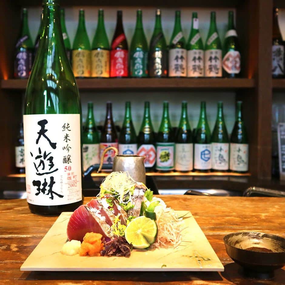 のインスタグラム：「. GALALI Aoyama(@galali.aoyama), just steps from Omotesando and Meiji-jingumae Stations. The Concept: Salt and Sake. Japanese dishes made with only natural salt, and an extensive listing of sake featuring “kanzake”, a fully-matured, warmed sake variety for you to enjoy. . 表参道駅と明治神宮前駅、二つの駅からアクセス可能な　“GALALI 青山”(@galali.aoyama)のコンセプトは"塩と日本酒”。 天然塩のみを使用した和食と日本酒を堪能でき、日本酒は完熟したお燗酒をメインに取り揃えています。 . @galali.aoyama . #galaliaoyama #washoku #japanesefood #sake #japanesesake #sakestagram #nihonshu #japanesecuisine #foodstagram #foodphotography #omotesando #tokyo #japan #traveldiary #bestjapanpics #daily_photo_jpn #japantravel #일본 . #ガラリ青山 #酒 #日本酒 #お燗酒 #熱燗 #和食 #刺身 #鰹 #表参道 #東急電鉄 #東急線めぐり #東急線日和」