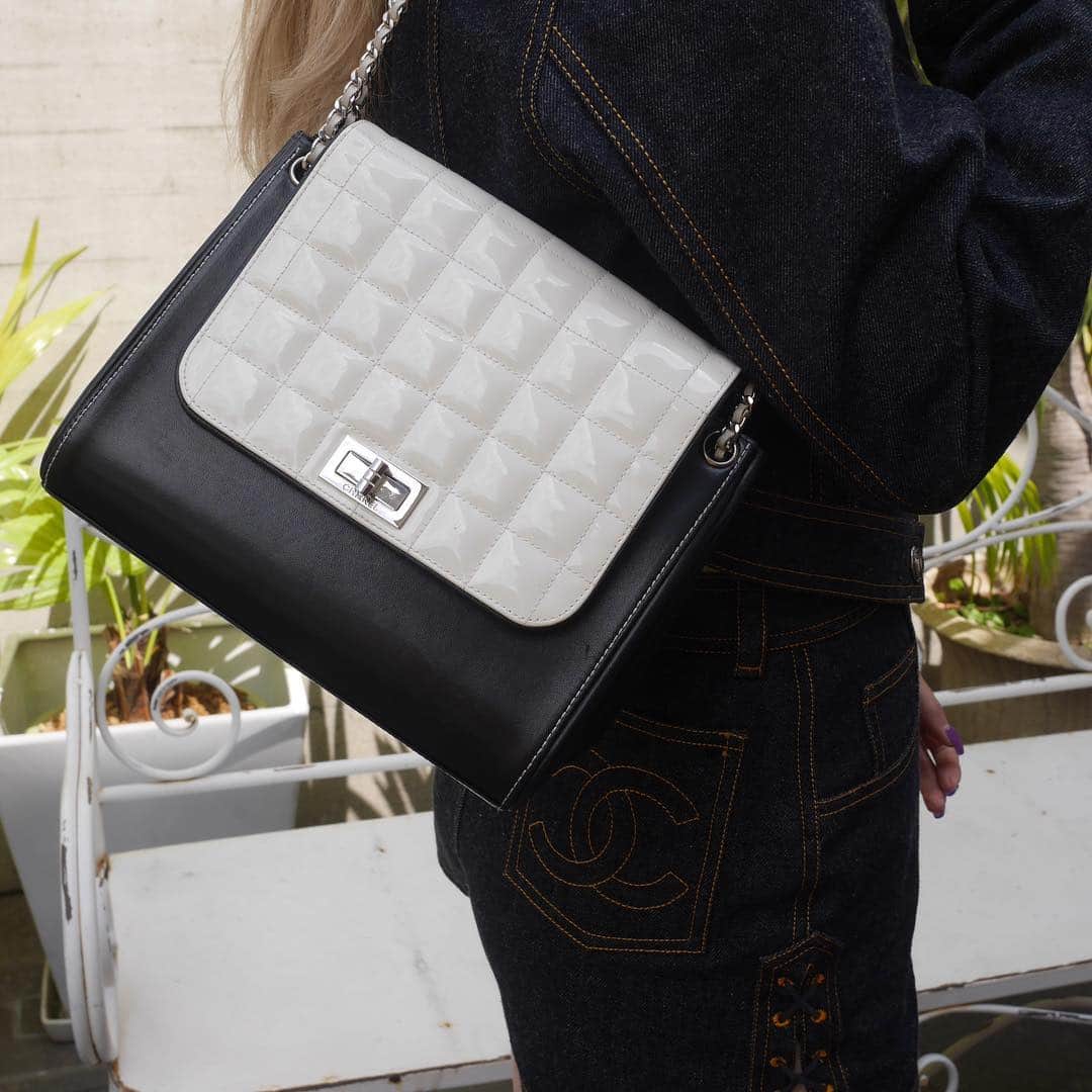 のインスタグラム：「SOLD OUT!!! Vintage Chanel patent leather and lambskin Bicolor shoulder bag .≫ Free Shipping Worldwide✈️ DM for more information ✉️ info@amorevintagetokyo.com  #ヴィンテージ #シャネル  #ヴィンテージシャネル #ヴィンテージブランドブティック #アモーレ #アモーレトーキョー #表参道 #青山 #東京 #chanel #vintage #vintagechanel #chanelvintage#amoretokyo #amorevintage #vintageshop」