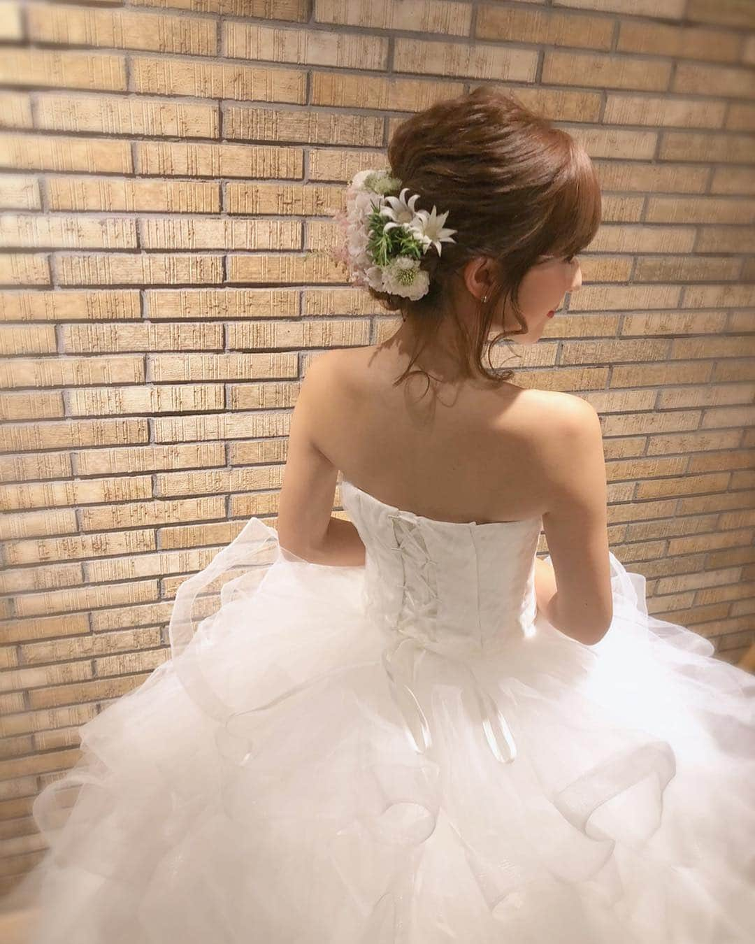 水野佐彩さんのインスタグラム写真 - (水野佐彩Instagram)「・ 結婚式のヘアメイクは @loness0301 の @inamochinaoki と @ayumisakurada に お任せしました🌸 いつも可愛くしてくれるふたりは 思い描いていた通りにしてくれて 人生で1番可愛くいたい日に 願いを叶えてくれました。 銀座店をオープンしたばかりで 本当に忙しい時のに 快く引き受けてくれて。。 やっぱ稲×櫻コンビにお願いして 本当に良かったなあ💕💕 ありがとうございました❤️ #wedding　#2019春婚 #bridal　#wedding #花嫁 #結婚式　#ウエディング　#花嫁美容 #ブライダル #結婚式ヘアアレンジ　#花嫁ヘアスタイル　#bridalhair　#weddinghair #ブライダルヘア #tenoha #テノハ代官山」4月9日 11時54分 - saaya_mizuno