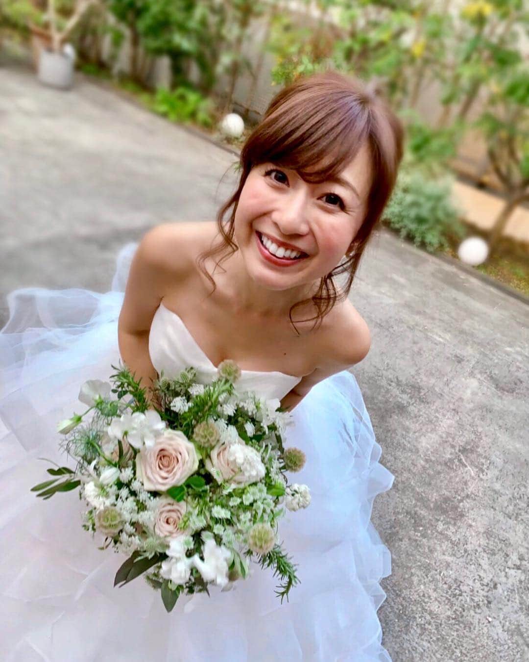 水野佐彩さんのインスタグラム写真 - (水野佐彩Instagram)「・ 結婚式のヘアメイクは @loness0301 の @inamochinaoki と @ayumisakurada に お任せしました🌸 いつも可愛くしてくれるふたりは 思い描いていた通りにしてくれて 人生で1番可愛くいたい日に 願いを叶えてくれました。 銀座店をオープンしたばかりで 本当に忙しい時のに 快く引き受けてくれて。。 やっぱ稲×櫻コンビにお願いして 本当に良かったなあ💕💕 ありがとうございました❤️ #wedding　#2019春婚 #bridal　#wedding #花嫁 #結婚式　#ウエディング　#花嫁美容 #ブライダル #結婚式ヘアアレンジ　#花嫁ヘアスタイル　#bridalhair　#weddinghair #ブライダルヘア #tenoha #テノハ代官山」4月9日 11時54分 - saaya_mizuno