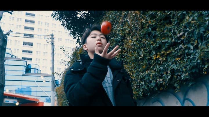 FISHBOYのインスタグラム：「. radiofish 『No.55』 . 作曲 宮田"レフティ"リョウ . 作詞 FISHBOY . . 【MV】 . Starring KENKEN . Curry and rice boy SOTA . CG Designer REO . Cameraman , Movie Director MOHIKAZUKI . Scenario writer,Director ,Producer FISHBOY . 全編は私のプロフィールから。 . Link in my bio. . . . 思えばこういう生き方をしてきた気がします。 でも、この生き方が好きです。」