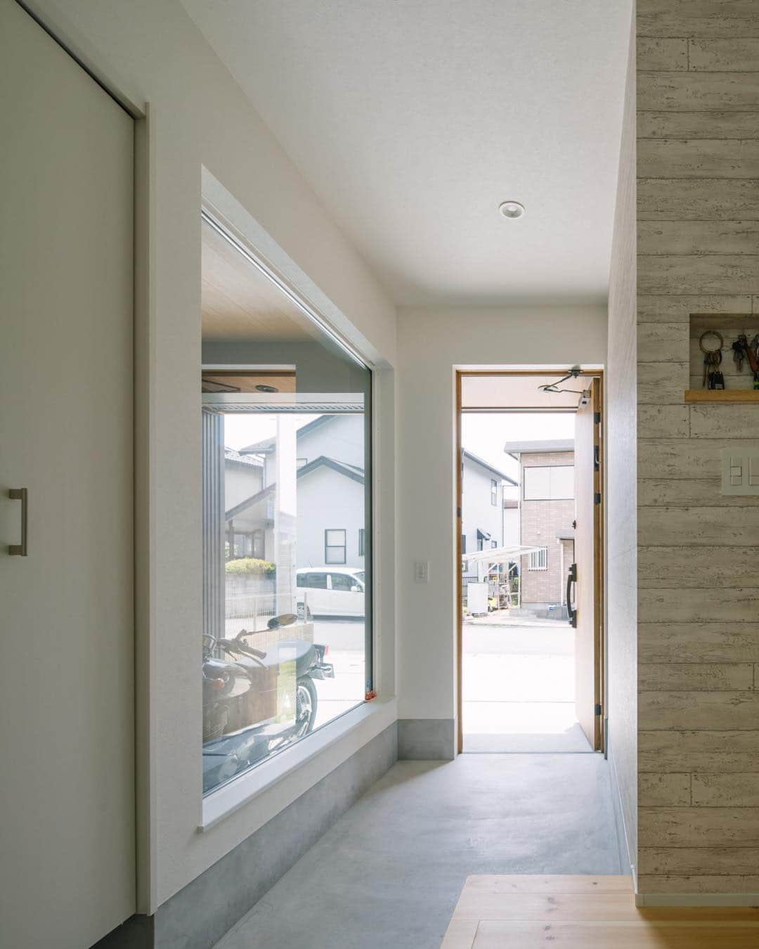 ルポハウス一級建築士事務所さんのインスタグラム写真 - (ルポハウス一級建築士事務所Instagram)「・ ・ ・ モルタル仕上げのすっきり玄関。 ・ 大きなＦＩＸ窓の先には、ご主人こだわりのバイクガレージがのぞめます。 ・ ・ ・ 𓐌𓐌𓐌𓐌𓐌𓐌𓐌𓐌𓐌𓐌𓐌𓐌𓐌𓐌𓐌𓐌𓐌𓐌  ルポハウスの施工事例はこちらまで☞ @reposhouse  𓐌𓐌𓐌𓐌𓐌𓐌𓐌𓐌𓐌𓐌𓐌𓐌𓐌𓐌𓐌𓐌𓐌𓐌 #ルポハウス は#ちょっとかっこいい家 を"友人のために" という思いでつくっています。 一生に一度の#マイホーム。 「あなたにしかできない」×「ルポハウスだからできる」で、 私たちだけの#家づくり を思いっきり楽しんでみませんか？！ ・ ・ ・ #住宅 #注文住宅 #新築一戸建て #住まい #シンプルな暮らし #デザイナーズ住宅  #一級建築士事務所 #設計事務所 #滋賀 #大津 #草津 #モルタル仕上げ #玄関インテリア #fix窓 #バイクガレージ」4月9日 12時03分 - reposhouse