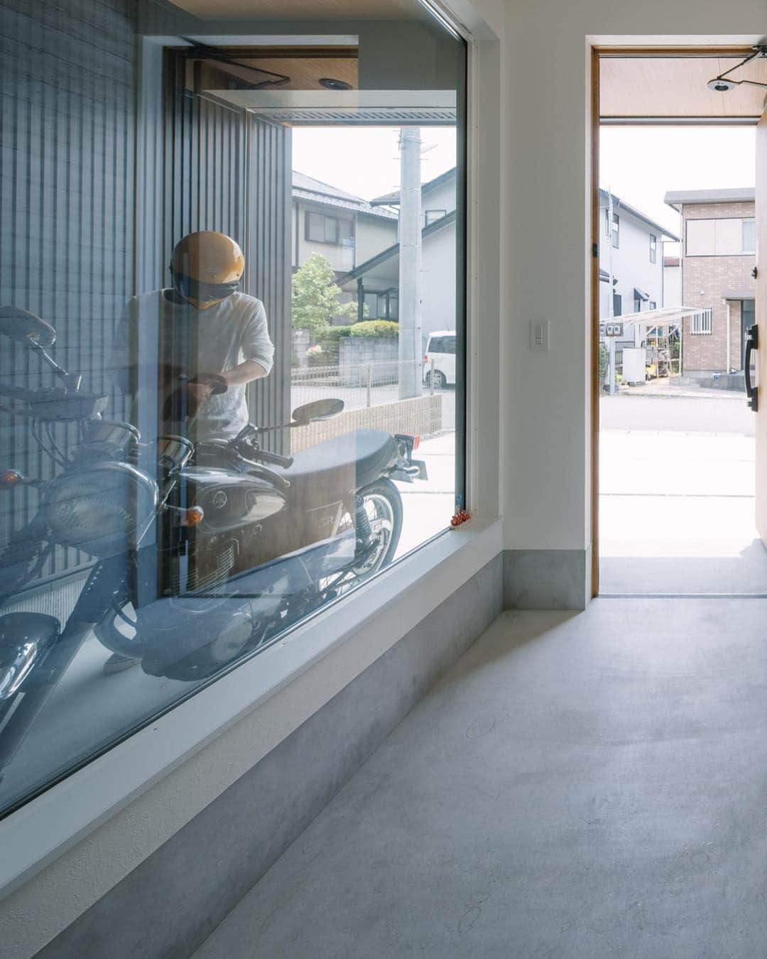 ルポハウス一級建築士事務所さんのインスタグラム写真 - (ルポハウス一級建築士事務所Instagram)「・ ・ ・ モルタル仕上げのすっきり玄関。 ・ 大きなＦＩＸ窓の先には、ご主人こだわりのバイクガレージがのぞめます。 ・ ・ ・ 𓐌𓐌𓐌𓐌𓐌𓐌𓐌𓐌𓐌𓐌𓐌𓐌𓐌𓐌𓐌𓐌𓐌𓐌  ルポハウスの施工事例はこちらまで☞ @reposhouse  𓐌𓐌𓐌𓐌𓐌𓐌𓐌𓐌𓐌𓐌𓐌𓐌𓐌𓐌𓐌𓐌𓐌𓐌 #ルポハウス は#ちょっとかっこいい家 を"友人のために" という思いでつくっています。 一生に一度の#マイホーム。 「あなたにしかできない」×「ルポハウスだからできる」で、 私たちだけの#家づくり を思いっきり楽しんでみませんか？！ ・ ・ ・ #住宅 #注文住宅 #新築一戸建て #住まい #シンプルな暮らし #デザイナーズ住宅  #一級建築士事務所 #設計事務所 #滋賀 #大津 #草津 #モルタル仕上げ #玄関インテリア #fix窓 #バイクガレージ」4月9日 12時03分 - reposhouse