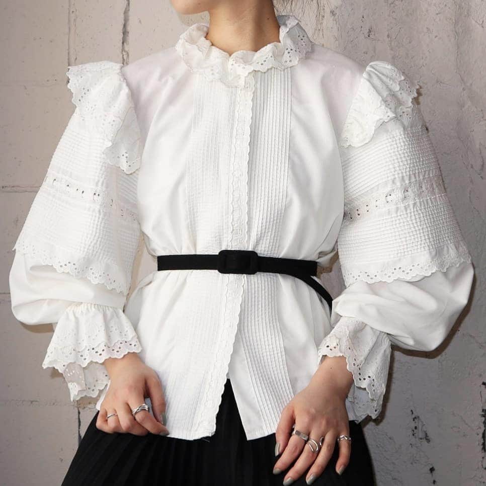 吉祥寺 古着屋 Orfeoのインスタグラム：「Vintage White Blouse  #Orfeo #Kichijoji #Tokyo #vintage #used #fashion #coodinate #outfits  掲載商品のお問い合わせはメールにて承っております。コメント、DMでのお問い合わせは受け付けておりませんのでご了承ください。」